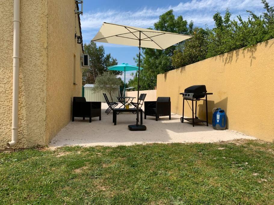 Loue Studio Dans Une Villa Avec Piscine Terrasse Saint-Theodorit ภายนอก รูปภาพ
